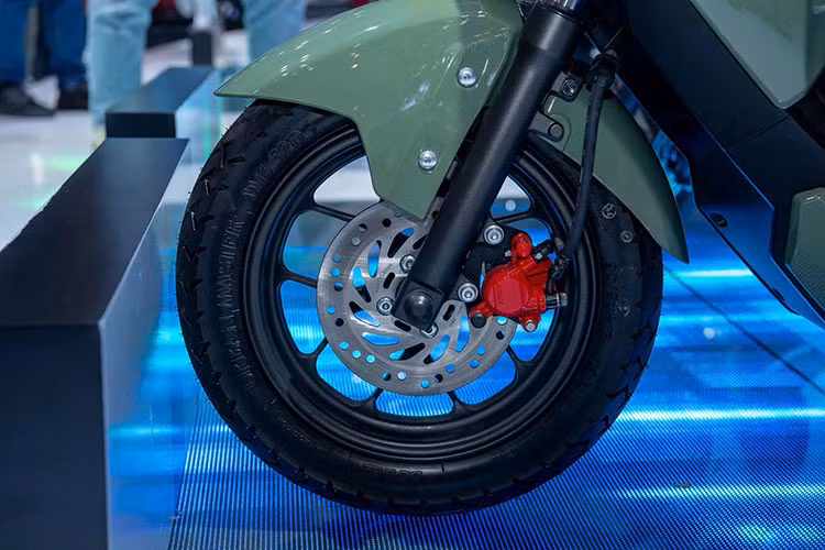 Xe được trang bị động cơ điện tích hợp trong bánh sau, với công suất 1,5 kW (tương đương 2,42 mã lực) và mô-men xoắn 85 Nm. Tốc độ tối đa đạt 49 km/h – phù hợp với nhu cầu di chuyển trong nội đô.