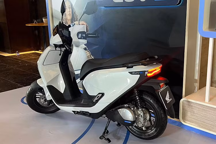 Hãng xe Nhật cho biết chọn cách cho thuê vì muốn khách hàng trải nghiệm trước với những tính năng của xe. Giá thuê xe máy điện Honda CUV e: là 1,5 triệu mỗi tháng theo mức 10% VAT và thêm ưu đãi khi thanh toán gói nhiều tháng. Xe có thiết kế như một mẫu xe ga chạy xăng. Tạo hình nuột nà, nhiều đường cong.