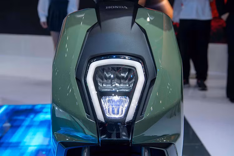 Honda ICON e: tại Việt Nam được thiết kế với kiểu dáng nhỏ gọn, năng động, mang phong cách hiện đại với các đường nét vuông vắn và logo “ICON e” nổi bật. Xe có kích thước tổng thể 1.796 x 680 x 1.085 mm và chỉ nặng 89 kg – nhẹ hơn đáng kể so với các mẫu tay ga phổ thông như Vision.