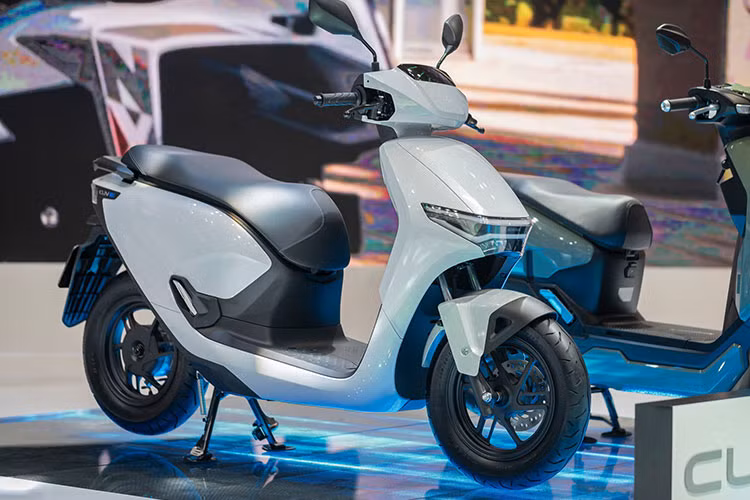 Ngoài ICON e:, mẫu xe máy điện Honda CUV e: 2025 mới cũng được ra mắt nhưng chỉ cho thuê và chưa bán thương mại. CUV e: được nhập khẩu nguyên chiếc từ Thái Lan. Theo kế hoạch, CUV e: cho thuê từ tháng 7/2025 với số lượng giới hạn, kèm theo 2 pin và 2 sạc tại 19 HEAD ở ba thành phố lớn, gồm Hà Nội, TP HCM và Đà Nẵng.