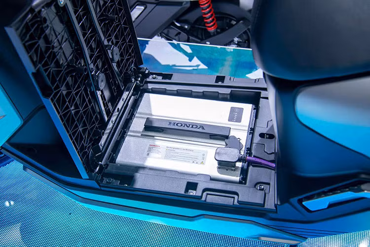 Honda ICON e sử dụng pin lithium-ion dung lượng 30,6 Ah đạt chuẩn chống nước IP67, được đặt dưới sàn xe nhằm hạ trọng tâm và tăng độ ổn định khi vận hành. Pin có thể sạc trực tiếp trên xe hoặc tháo rời, với thời gian sạc đầy từ 0% đến 100% trong khoảng 7–7,5 giờ.
