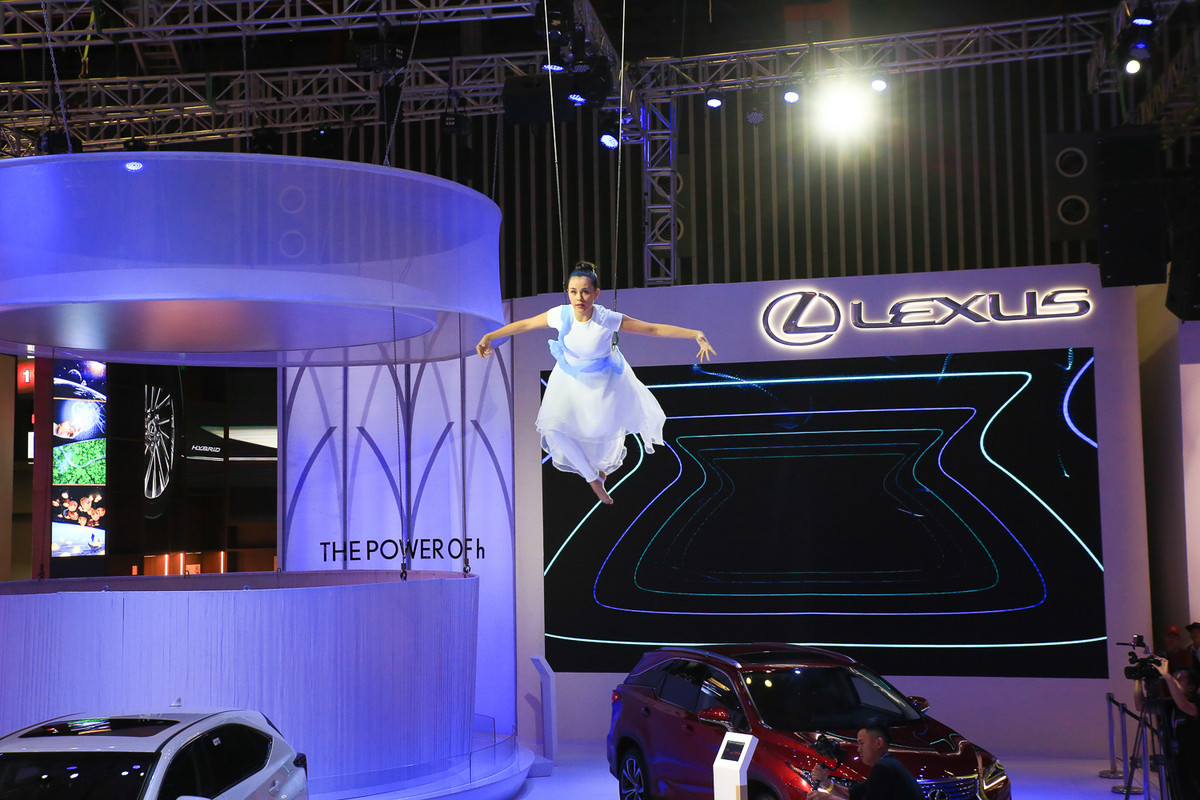Đặc biệt, tại triển lãm năm nay, Lexus lần đầu tiên ứng dụng công nghệ tăng cường thực tế ảo (Augmented Reallity), giúp khách hàng tham gia sự kiện có thể tương tác với xe và công nghệ Hybrid một cách chân thực nhất ngay tại gian hàng bằng cách quét mô hình xe tại góc trưng bày và thông tin xe sẽ được hiển thị lên trên màn hình điện thoại.