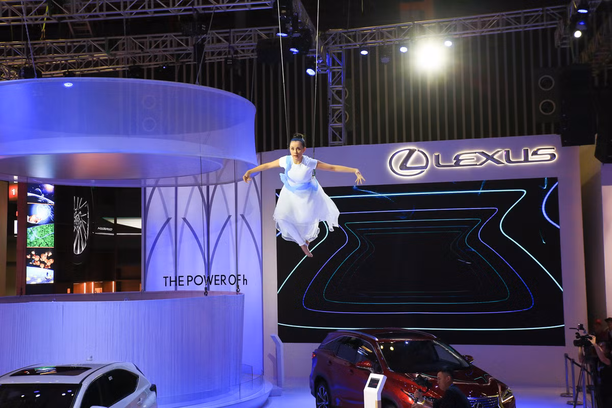 Đặc biệt, tại triển lãm năm nay, Lexus lần đầu tiên ứng dụng công nghệ tăng cường thực tế ảo (Augmented Reallity), giúp khách hàng tham gia sự kiện có thể tương tác với xe và công nghệ Hybrid một cách chân thực nhất ngay tại gian hàng bằng cách quét mô hình xe tại góc trưng bày và thông tin xe sẽ được hiển thị lên trên màn hình điện thoại.