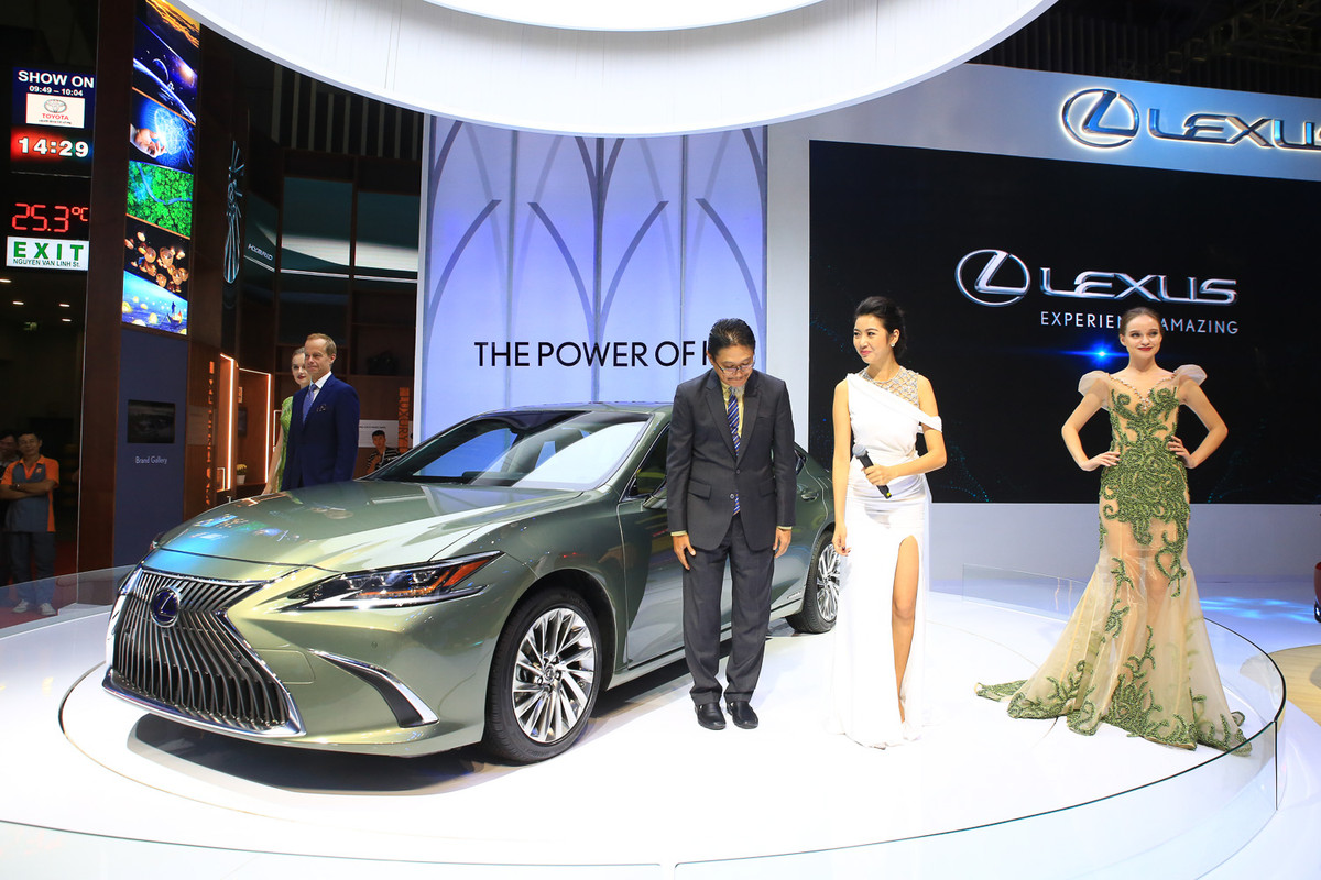 Gian trưng bày xe sang Lexus Việt Nam tại Triển lãm Ô tô Việt Nam 2018 tiếp tục sử dụng thiết kế theo định hướng và tiêu chuẩn của Lexus toàn cầu, phong cách sang trọng và đẳng cấp này từng được áp dụng tại các sự kiện triển lãm ôtô hàng đầu thế giới trong thời gian gần đây.