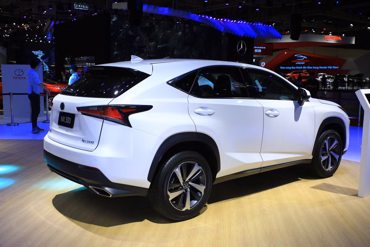 Ngoài ra, Lexus cũng đã bố trí một không gian thương hiệu - nơi đây khách tham quan sẽ cảm nhận được những giá trị riêng của thương hiệu Lexus qua bộ sưu tập chế tác thủ công Lexus, tác phẩm đạt giải thưởng thiết kế Lexus tại tuần lễ thiết kế thời trang Milan.