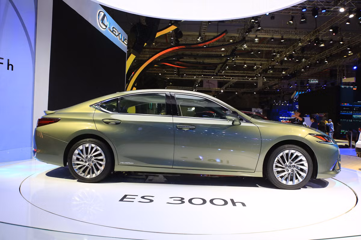 Sự ra mắt mẫu xe sedan hạng sang Lexus ES hoàn toàn mới tiếp nối định hướng về thiết kế và cam kết của Lexus trong việc chế tác ra những mẫu xe nhằm khơi dậy sự phấn khích, đam mê và cảm xúc, cũng như truyền tải tầm nhìn tương lai của thương hiệu tới nhiều khách hàng hơn.