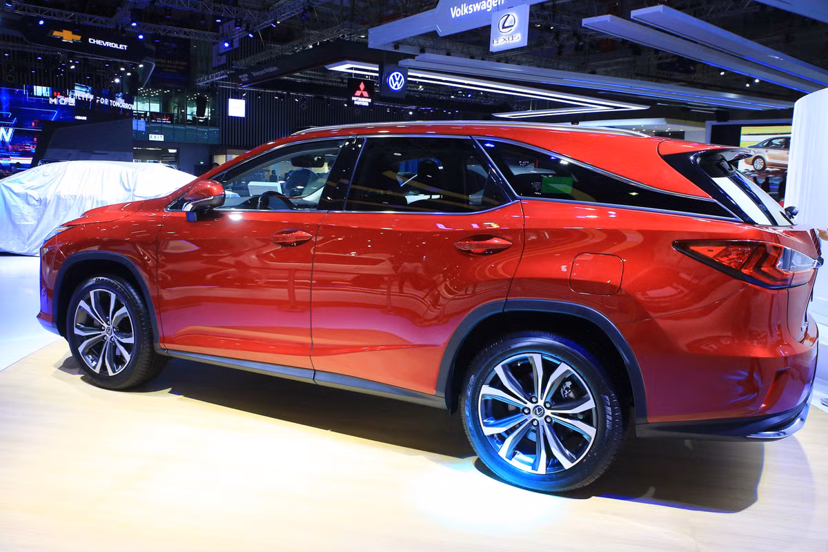 Bên cạnh đó, lấy cảm hứng từ Triết lý đối lập song hành của mình, Lexus đã khéo léo kết hợp nhạc cụ truyền thống và nhạc điện tử hiện đại tạo nên một màn trình diễn nghệ thuật ấn tượng cùng với bộ sưu tập thời trang đặc biệt do NTK Hoàng Hải dành riêng cho Lexus.