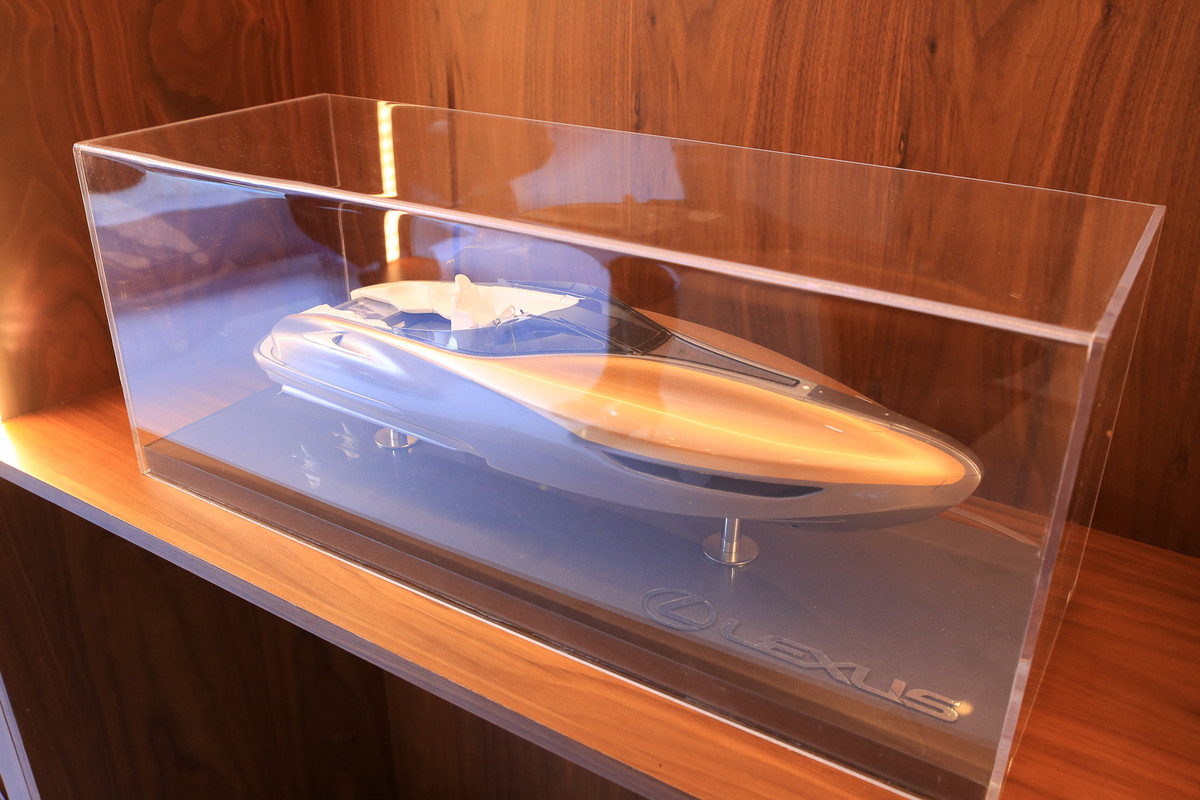 Đó là những gì Lexus đang theo đuổi, từ thiết kế táo bạo, công nghệ tiên phong cho tới khả năng vận hành hứng khởi, trong đó nổi bật đó là công nghệ tiên phong Hybrid của Lexus. Công nghệ Lexus Hybrid Drive cải tiến thế hệ thứ 4 thể hiện rõ triết lý đối lập song hành của Lexus, đó là vận hành đầy hứng khởi mà vẫn đem đến hiệu suất nhiên liệu tối ưu.