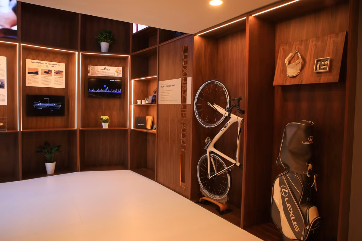 Khách hàng có thể chủ động khám phá công nghệ qua màn hình ứng dụng với các bước vận hành của công nghệ hybrid trên xe Lexus khi: khởi động, tăng tốc, giảm tốc hay dừng nghỉ, đem lại trải nghiệm mới mẻ và lôi cuốn. Từ đó, khách hàng có thể có góc nhìn trực quan hơn về hệ thống Hybrid.