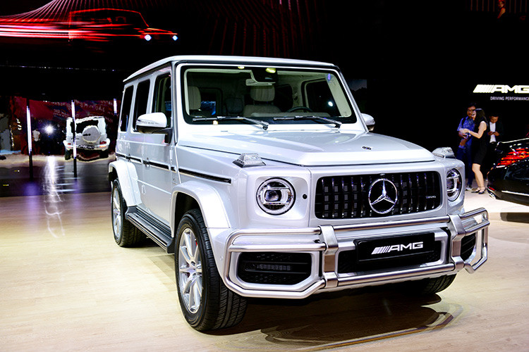Mercedes-AMG G 63 2019 mới được trang bị động cơ V8 4.0L “hot inside V” với cụm tăng áp kép nằm giữa hai hàng xylanh, sản sinh công suất cực đại 585 mã lực và mô-men xoắn 850 Nm tại dải vòng tua 2.500 - 3.500 vòng/phút. Xe có khả năng tăng tốc 0 - 100 km/h trong 4,5 giây, tương đương với nhiều mẫu xe thể thao trứ danh.