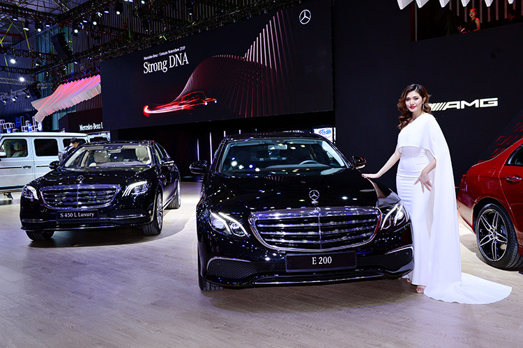 Như thường lệ, Mercedes-Benz vẫn thiết kế khu vực đón khách Star Lounge theo tiêu chuẩn 5 sao nhằm mang đến không gian thư giãn và tương tác dành cho khách hàng. Bên cạnh đó, phòng khách VIP sẽ kết hợp với không gian trưng bày mẫu xe Mercedes-Maybach S 560 2019.