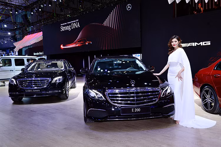 Như thường lệ, Mercedes-Benz vẫn thiết kế khu vực đón khách Star Lounge theo tiêu chuẩn 5 sao nhằm mang đến không gian thư giãn và tương tác dành cho khách hàng. Bên cạnh đó, phòng khách VIP sẽ kết hợp với không gian trưng bày mẫu xe Mercedes-Maybach S 560 2019.