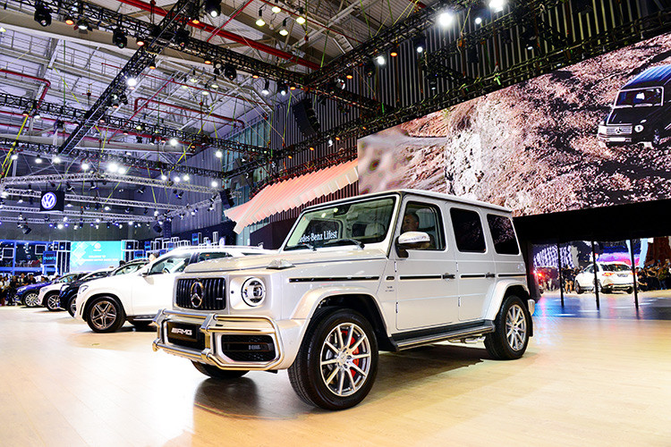 Khác với ngoại thất mang DNA “khối hộp”, G 63 có một cuộc cách mạng bên trong khoang nội thất theo hướng hiện đại, tiện nghi. Chất liệu da Nappa được sử dụng khắp khoang nội thất mang đến hình ảnh của một chiếc S-Class. Lần đầu tiên, G 63 được trang bị ghế ngồi đa hướng chủ động Active Multicontour Seat tích hợp chức năng sưởi ấm, chỉnh điện và nhớ 3 vị trí.