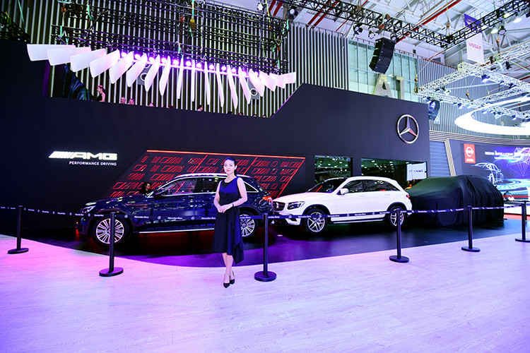 Mercedes-Benz GLE mới (tiền thân là M-Class) là mẫu xe tiên phong kiến tạo phân khúc SUV hạng sang cỡ trung từ năm 1997. Trải qua 3 thế hệ, GLE đã trở thành biểu tượng SUV hạng sang với hơn 2 triệu xe đến tay khách hàng trên toàn cầu. Thế hệ GLE hoàn toàn mới (V167) thiết lập nên những chuẩn mực vượt trội về công nghệ, vận hành và chăm sóc hành khách, bên cạnh giá trị cốt lõi là khả năng đi địa hình siêu việt.