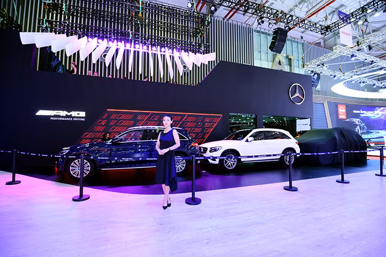 Mercedes-Benz GLE mới (tiền thân là M-Class) là mẫu xe tiên phong kiến tạo phân khúc SUV hạng sang cỡ trung từ năm 1997. Trải qua 3 thế hệ, GLE đã trở thành biểu tượng SUV hạng sang với hơn 2 triệu xe đến tay khách hàng trên toàn cầu. Thế hệ GLE hoàn toàn mới (V167) thiết lập nên những chuẩn mực vượt trội về công nghệ, vận hành và chăm sóc hành khách, bên cạnh giá trị cốt lõi là khả năng đi địa hình siêu việt.