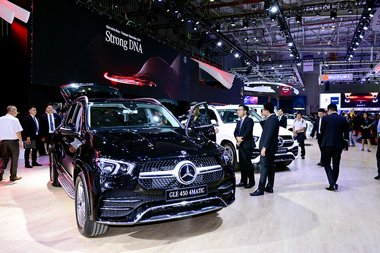 Đặc biệt, GLE là mẫu xe đầu tiên Mercedes-Benz tại Việt Nam được trang bị giao diện MBUX (Mercedes-Benz User Experience) thông qua màn hình cảm ứng 12,3 inch, điều khiển bằng giọng nói. Xe được trang bị gói nội thất EXCLUSIVE lịch lãm. Tay lái được bọc da Nappa, tích hợp 2 nút điều khiển cảm ứng trên tay lái (Touch Control Buttons), tính năng Ga tự động (Cruise Control) và Giới hạn tốc độ (Speed Limit). Xe được ốp gỗ Sồi Anthracite vân nổi màu xám nâu cực kỳ tinh xảo.