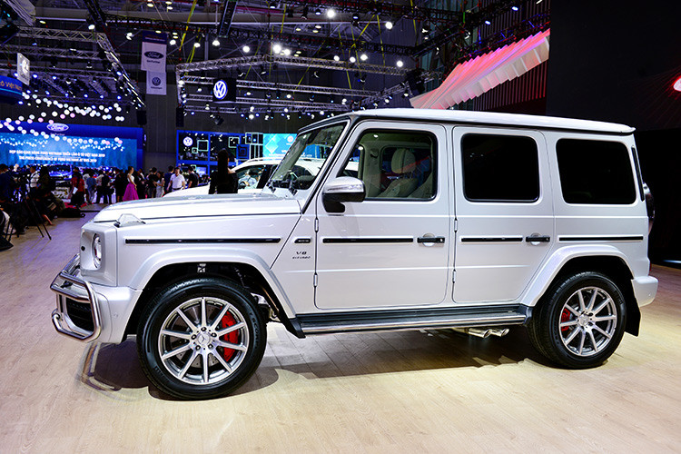 Ở bên ngoài, G 63 vẫn mang những DNA đặc trưng của G-Class qua 40 năm: vuông vức, cứng cáp và bề thế. G 63 mới nay đã rộng hơn, thấp hơn và nhẹ hơn. Xe sở hữu kích thước dài x rộng x cao lần lượt là 4.873 x 1.984 x 1.966 mm. Chiều dài cơ sở 2.890 mm. Điểm nhấn thiết kế của G 63 mới chính là cụm đèn trước với công nghệ MULTIBEAM với 2 dãy LED chiếu sáng ban ngày hình tròn đẹp mắt.