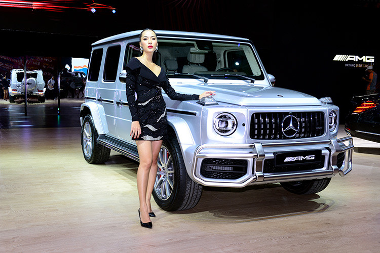 Khách hàng có thể lựa chọn 10 màu sơn ngoại thất, 4 màu da nội thất khác nhau và chọn thêm hệ thống thông tin giải trí cho hàng ghế sau. “Ông vua SUV” Mercedes-AMG G 63 được MBV phân phối chính hãng với mức giá 10,619 tỷ đồng (đã bao gồm VAT), đi kèm chế độ bảo hành 3 năm.