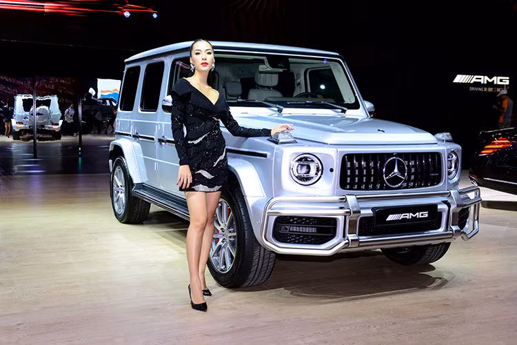 Khách hàng có thể lựa chọn 10 màu sơn ngoại thất, 4 màu da nội thất khác nhau và chọn thêm hệ thống thông tin giải trí cho hàng ghế sau. “Ông vua SUV” Mercedes-AMG G 63 được MBV phân phối chính hãng với mức giá 10,619 tỷ đồng (đã bao gồm VAT), đi kèm chế độ bảo hành 3 năm.