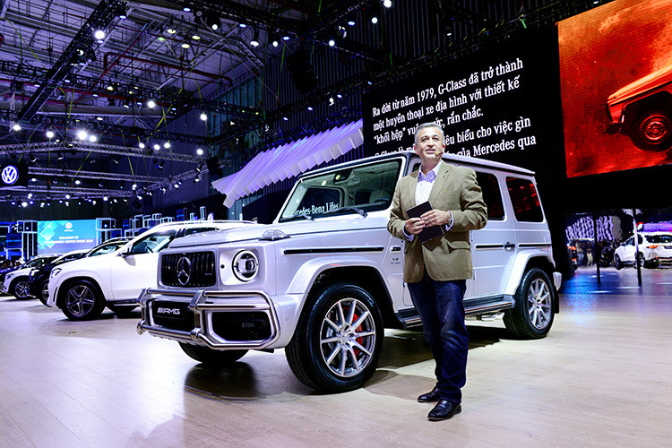 Màn hình kép kỹ thuật số 12,3 inch giúp cho việc hiển thị thông tin trực quan, sống động. Màu bạc hợp kim được phối liền mạch thông qua vô lăng AMG, táp lô và cụm cửa gió/chỉnh vi sai trung tâm. Không chỉ có tiện nghi ở hàng ghế trước, khoảng để chân hàng ghế sau cũng được gia tăng thêm 152 mm so với mẫu G 63 trước đây. Xe còn được trang bị hệ thống âm thanh vòm high-end Burmester 15 loa, cửa sổ trời chỉnh điện, điều hòa tự động ba vùng và hệ thống camera 360 độ.