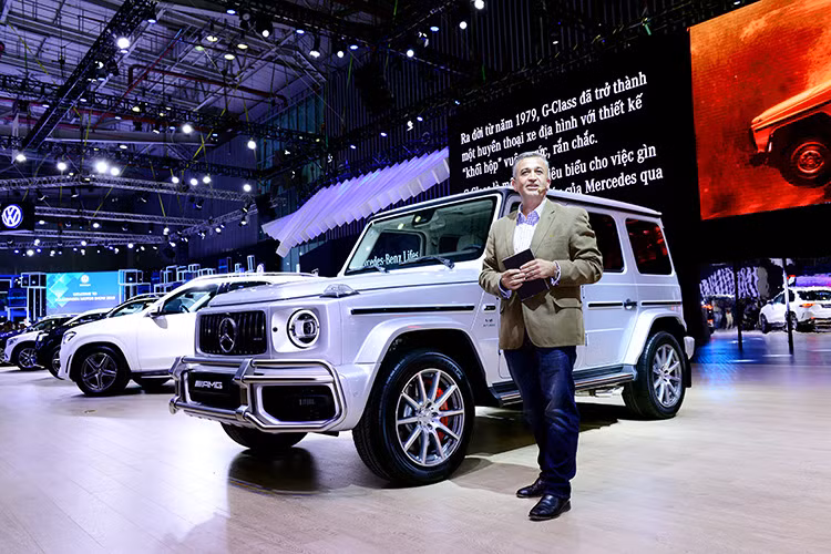 Màn hình kép kỹ thuật số 12,3 inch giúp cho việc hiển thị thông tin trực quan, sống động. Màu bạc hợp kim được phối liền mạch thông qua vô lăng AMG, táp lô và cụm cửa gió/chỉnh vi sai trung tâm. Không chỉ có tiện nghi ở hàng ghế trước, khoảng để chân hàng ghế sau cũng được gia tăng thêm 152 mm so với mẫu G 63 trước đây. Xe còn được trang bị hệ thống âm thanh vòm high-end Burmester 15 loa, cửa sổ trời chỉnh điện, điều hòa tự động ba vùng và hệ thống camera 360 độ.