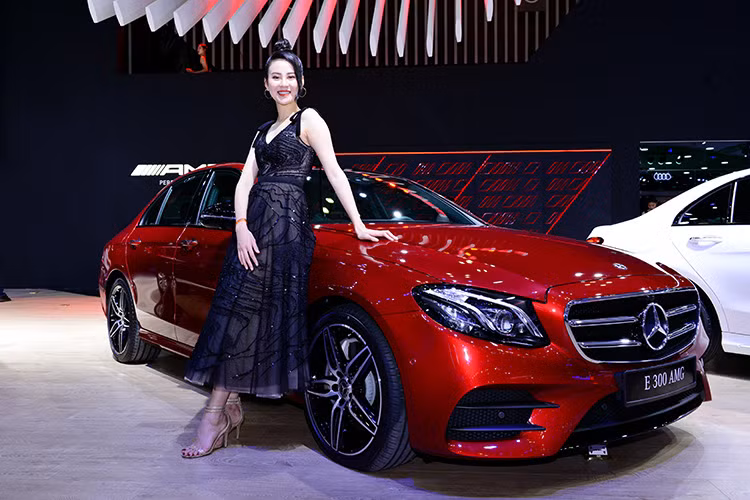 Hãng cũng đa dạng hóa các hoạt động tại gian hàng như: Khu vực tương tác mạng xã hội và Khu trưng bày phụ kiện chính hãng. Đặc biệt, Khu vực trưng bày xe đã qua sử dụng Mercedes-Benz Certified được tích hợp ở khu trưng bày trong nhà như một mảng kinh doanh chiến lược của MBV.