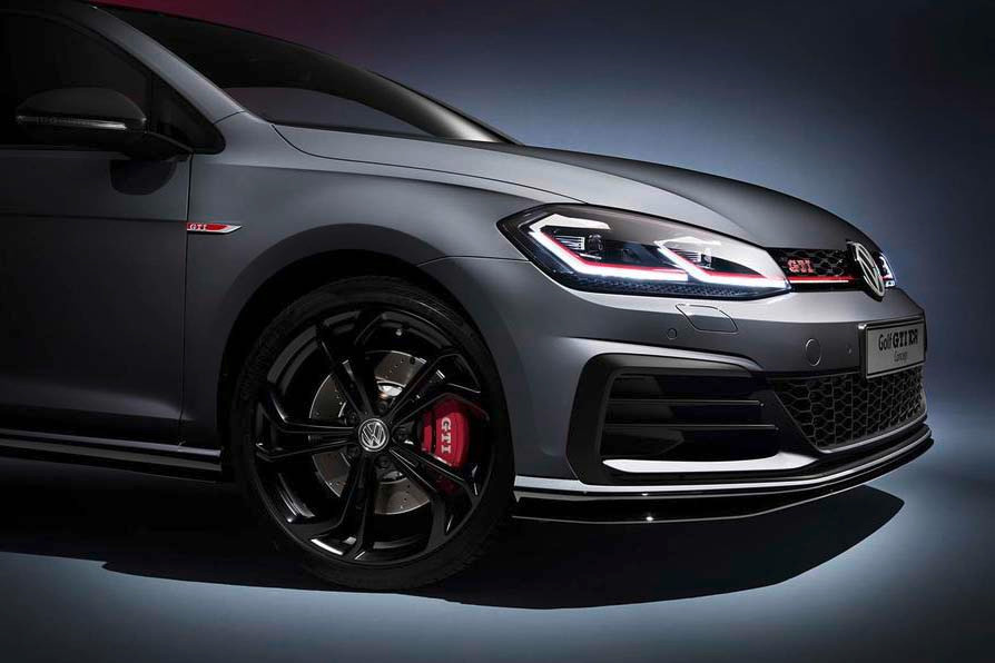 So với chiếc GTI bình thường, Golf GTI TCR có ngoại thất thể thao hơn với bộ mâm 18 inch, ốp gương màu đen, đèn pha LED, cánh đuôi cản trước, dẻ bên và cản sau sau lắp thêm những cánh khuếch tán không khí.