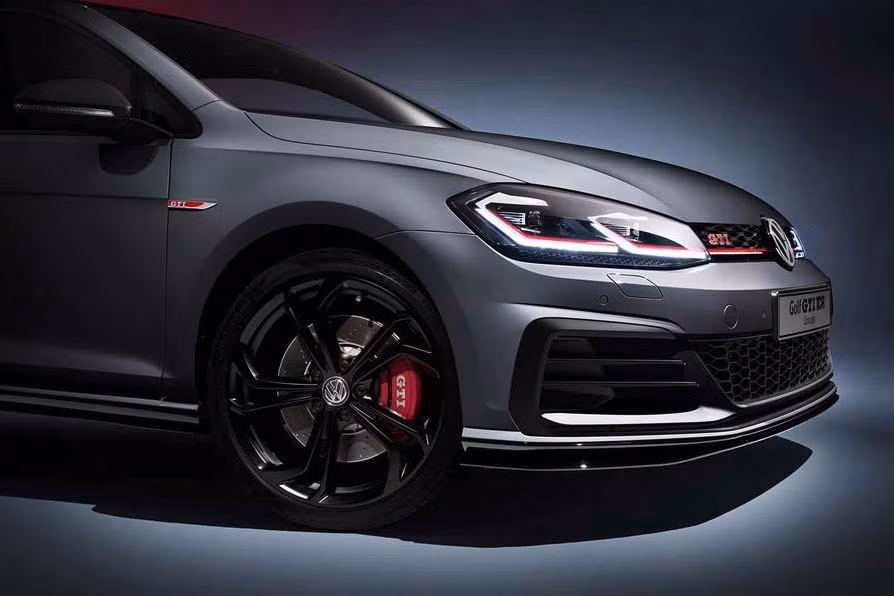 So với chiếc GTI bình thường, Golf GTI TCR có ngoại thất thể thao hơn với bộ mâm 18 inch, ốp gương màu đen, đèn pha LED, cánh đuôi cản trước, dẻ bên và cản sau sau lắp thêm những cánh khuếch tán không khí.