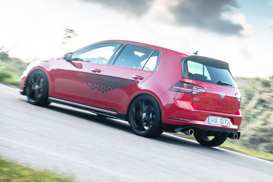 Tuy nhiên phải tới nay, phiên bản thương mại của mẫu xe này mới chính thức ra mắt thị trường. Nằm giữa 2 phiên bản thể thao khác là GTI và R, Volkswagen Golf GTI TCR 2019 đã được cải tiến lớn để đem tới cảm giác điều khiển thể thao và mạnh mẽ hơn.
