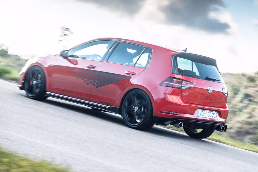 Tuy nhiên phải tới nay, phiên bản thương mại của mẫu xe này mới chính thức ra mắt thị trường. Nằm giữa 2 phiên bản thể thao khác là GTI và R, Volkswagen Golf GTI TCR 2019 đã được cải tiến lớn để đem tới cảm giác điều khiển thể thao và mạnh mẽ hơn.