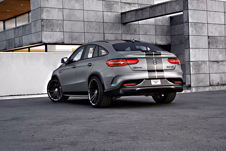 Bên dưới nắp ca pô mới thực sự là nơi hãng độ này biểu diễn tài năng của mình. Các khách hàng sở hữu GLE 63 AMG có nhiều lựa chọn ở những giai đoạn nâng cấp khác nhau. Giai đoạn 1 chỉ bao gồm những nâng cấp ở ECU đi cùng việc điều chỉnh chương trình chip có thể nâng công suất của mẫu SUV này từ 557 mã lực và 700 Nm lên 600 mã lực và 850 Nm mô men xoắn cực đại.