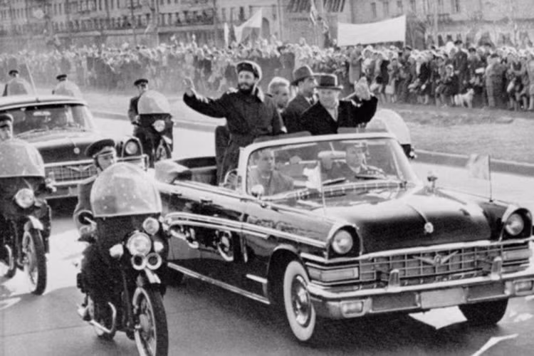 Mẫu xe ôtô hạng sang thời kỳ đó là ZIl - 111 - đây là món quà của Tổng bí thư Liên Xô, Nikita Khrushchev dành riêng cho chủ tịch Fidel Castro, tuy nhiên ông không giữ nó cho riêng mình. Chiếc xe này thường được Chính phủ Cuba sử dụng trong các nghi thức đón tiếp các đoàn ngoại giao cấp cao.