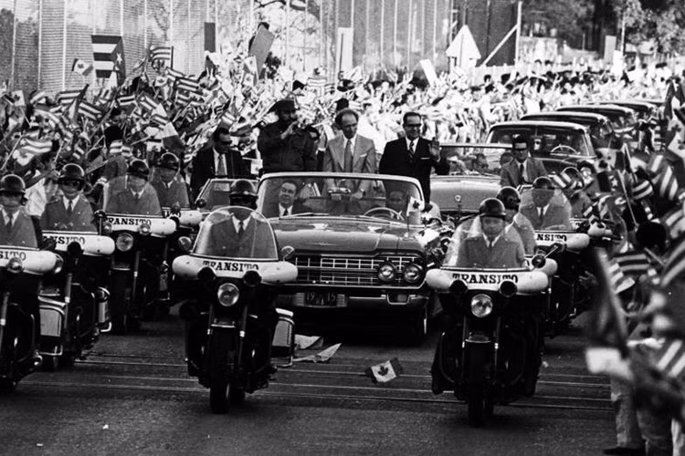 Mercedes-Benz S-Class W126 là chiếc xe cuối cùng phục vụ chủ tịch Fidel Castro, phiên bản sản xuất từ những năm 1980, được trang bị những tính năng hiện đại thời bấy giờ. Ngoài ra, thân xe cũng được bọc thép để tăng cường khả năng bảo vệ. S-Class W126 được sản xuất từ những năm 1980, là quà tặng của Saddam Hussein dành cho lãnh tụ Fidel Castro trong một chuyến công du Iraq.