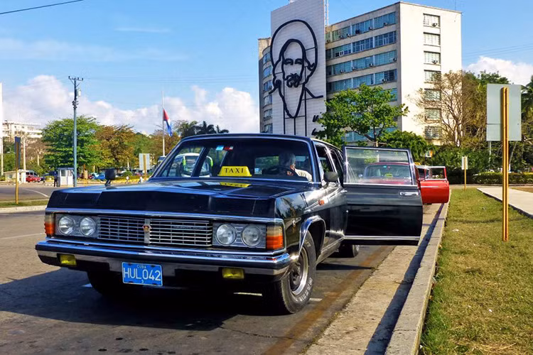GAZ-14 Chaika là chiếc xe limousine này được sản xuất tại nhà máy Gorky từ những năm 1977 cho tới 1989. Hơn 1.000 chiếc thuộc phiên bản này được xuất xưởng. Sau thời gian dài được lãnh tụ Fidel Castro sử dụng, những chiếc GAZ-14 đã được bàn giao cho Havana Taxi, một công ty vận tải du lịch do nhà nước Cuba quản lý.