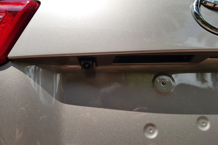 Những nâng cấp trên phiên bản E có thể kể đến như bổ sung camera lùi, hệ thống giải trí Display Audio, 6 cảm biến hỗ trợ đỗ xe. Xe sẽ có thêm 1 số tính năng an toàn mới, chưa phải là gói công nghệ an toàn Toyota Safety Sense như các sản phẩm mới của Toyota Việt Nam trong giai đoạn gần đây nhưng hứa hẹn sẽ có phần thực dụng hơn trước đây.