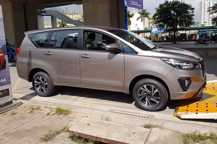 Với kích thước tổng thể (dài x rộng x cao), Toyota Innova thế hệ mới nhiều khả năng vẫn giữ nguyên và ở mức lần lượt là 4.735 x 1.830 x 1.795 (mm), chiều dài cơ sở 2.750 mm, khoảng sáng gầm xe 178 mm. Toyota Innova đang là một trong những mẫu xe đa dụng hạng trung rộng rãi và thoải mái nhất trên thị trường Việt Nam hiện nay.