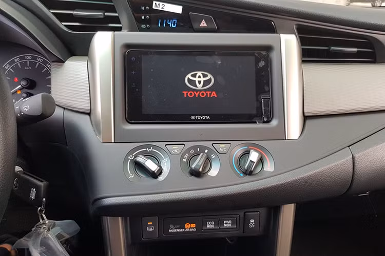 Bên trong của Innova có thể chứa được 8 người trưởng thành mà vẫn đảm bảo được một hành trình thoải mái. Đáng chú ý, mức độ rộng rãi của hàng ghế thứ 3 trên Innova bao gồm cả khoảng để chân, độ ngả lưng và khoảng cách từ đầu đến trần xe được đánh giá là “vô địch” trong phân khúc xe MPV 7 chỗ.