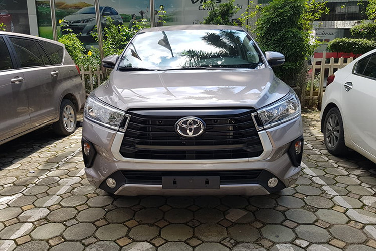 Innova 2021 dự kiến sẽ có 4 phiên bản bao gồm E, G, Venturer và V. Trên phiên bản G, đèn pha trước nâng cấp từ halogen lên Halogen + LED, hệ thông cân bằng góc chiếu tự động, đèn sương mù LED, có đèn chờ dẫn đường, hệ thống đèn chiếu sáng ban ngày, khởi động bằng nút bấm, có camera lùi, cảm biến hỗ trợ đỗ xe tăng từ 2 lên 6.