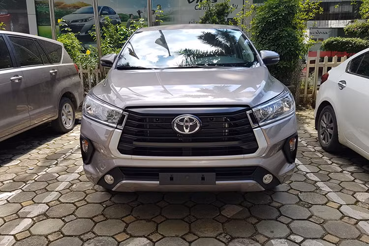 Innova 2021 dự kiến sẽ có 4 phiên bản bao gồm E, G, Venturer và V. Trên phiên bản G, đèn pha trước nâng cấp từ halogen lên Halogen + LED, hệ thông cân bằng góc chiếu tự động, đèn sương mù LED, có đèn chờ dẫn đường, hệ thống đèn chiếu sáng ban ngày, khởi động bằng nút bấm, có camera lùi, cảm biến hỗ trợ đỗ xe tăng từ 2 lên 6.