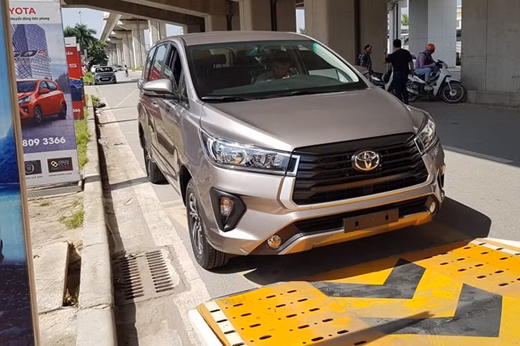 Hiện tại, 4 phiên bản của Toyota Innova đang có giá bán lẻ đề xuất khởi điểm từ 771 – 971 triệu đồng. Với việc nâng cấp nhẹ, nhiều khả năng giá xe Toyota Innova 2021 sẽ không tăng nhiều hoặc thậm chí là giữ nguyên hoặc giảm nhẹ. Đó cũng là những gì Toyota Việt Nam đang làm trong năm nay, cập nhật phiên bản mới cho danh mục sản phẩm của mình nhưng vẫn giữ giá bán hấp dẫn để thu hút khách hàng.