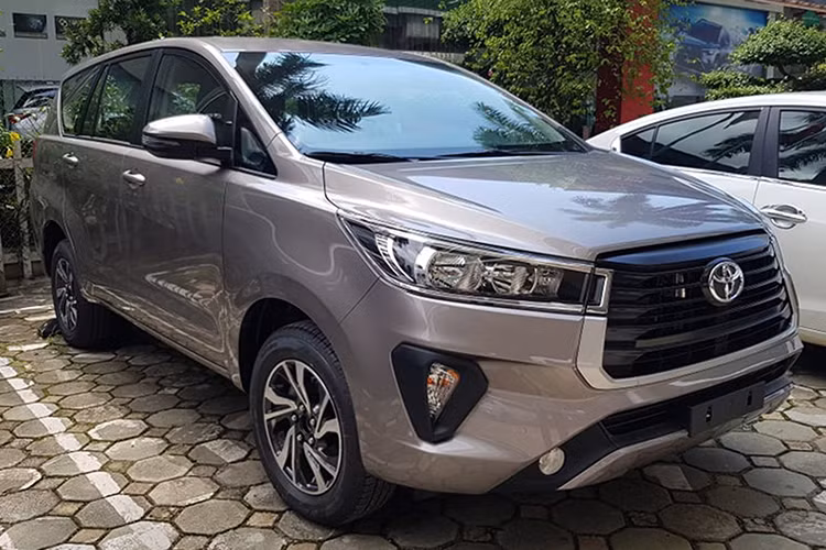 Toyota Innova cũng được đánh giá cao nhờ sở hữu cốp xe rất rộng với sức chứa lên đến 264 lít. Ngay cả khi hàng ghế thứ 3 để độ ngả lưng thoải mái, người dùng vẫn có thể để được 2 đến 3 vali và rất nhiều vật dụng cá nhân khác vào cốp. Động cơ của xe vẫn là máy xăng VVT-i, 4 xylanh, DOHC, dung tích 2.0L, sản sinh công suất 137 mã lực tại tua máy 5.600 vòng/phút và mô-men xoắn cực đại 183 Nm tại tua máy 4.000 vòng/phút. Trang bị hộp số gồm có loại tự động 6 cấp và số sàn 5 cấp.