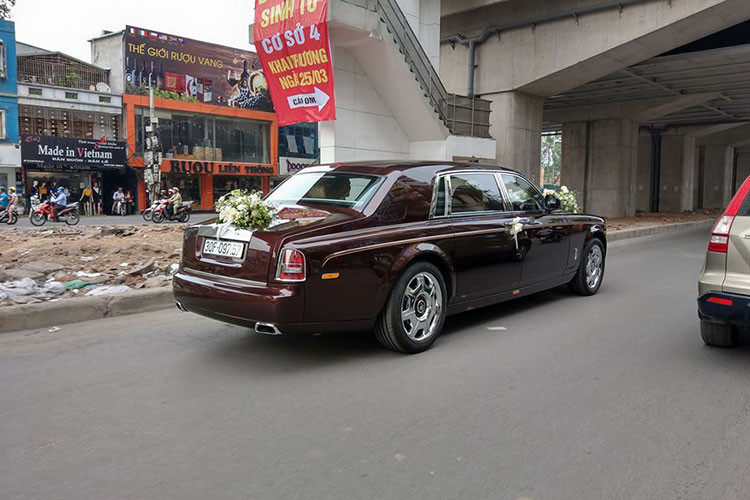 Nội thất xe với chất liệu da cao cấp, gỗ thượng hạng và kim loại gia công tinh tế. Vô-lăng vẫn được thiết kế theo kiểu cổ điển bọc da và ốp gỗ, bảng tap-lô ốp hoàn toàn bằng chất liệu gỗ quý hiếm. Những nút bấm và xoay trên xe được chế tác tinh xảo bằng kim loại thể hiện sự đẳng cấp, cùng hệ thống thông tin giải trsi đỉnh cao cho cả hàng ghế trước và sau...