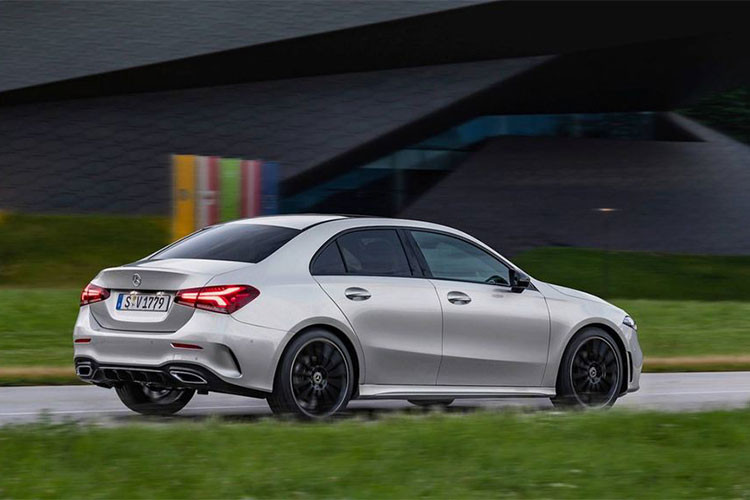 A-Class sedan ra mắt tại Mỹ với 2 cấu hình đầu tiên là A220 và A220 4Matic. Cả hai phiên bản đều sử dụng động cơ inline tăng áp 2.0 L, cho công suất 188 mã lực và 300 Nm. Đi cùng là hộp số kép 7 cấp. Phiên bản này mạnh hơn bản hatchback A-Class (161 mã lực và 250 Nm).