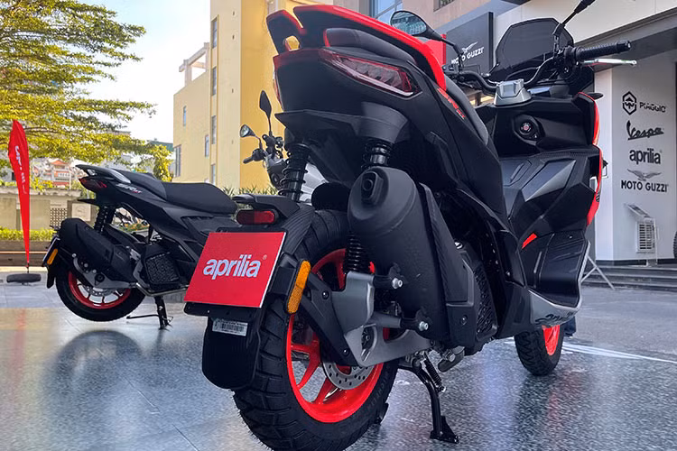 Để thuận tiện và tiết kiệm cho việc di chuyển trong đô thị thì Aprilia SR GT200 còn được trang bị cả hệ thống Auto Start/Stop (tự ngắt động cơ khi dừng), nhờ đó khả năng tiêu thụ nhiên liệu của Aprilia SR GT200 chỉ ở mức 2,68 lít/100km.