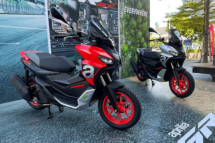 Hiện Piaggio Việt Nam đang phân phối 2 phiên bản của Aprilia SR GT200 bao gồm bản tiêu chuẩn và bản thể thao với 6 màu sắc. Mức giá xe Aprilia SR GT200 2022 tương ứng cho 2 phiên bản được niêm yết chính hãng là 97 triệu và 99,5 triệu đồng.