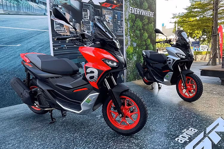 Hiện Piaggio Việt Nam đang phân phối 2 phiên bản của Aprilia SR GT200 bao gồm bản tiêu chuẩn và bản thể thao với 6 màu sắc. Mức giá xe Aprilia SR GT200 2022 tương ứng cho 2 phiên bản được niêm yết chính hãng là 97 triệu và 99,5 triệu đồng.