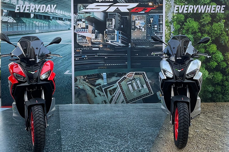 Aprilia SR GT sở hữu ghi đông trần mang phong cách thể thao và trẻ trung có phần giống với dòng xe ADV 160 của Honda. Xe có chiều dài 1.920 mm, rộng 765mm, trục cơ sở 1.359mm. Khoảng sáng gầm của mẫu xe này tương đối lớn 175mm, cao hơn 10mm so với Honda ADV 160.
