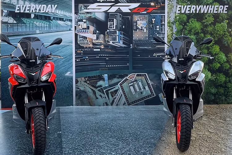 Aprilia SR GT sở hữu ghi đông trần mang phong cách thể thao và trẻ trung có phần giống với dòng xe ADV 160 của Honda. Xe có chiều dài 1.920 mm, rộng 765mm, trục cơ sở 1.359mm. Khoảng sáng gầm của mẫu xe này tương đối lớn 175mm, cao hơn 10mm so với Honda ADV 160.