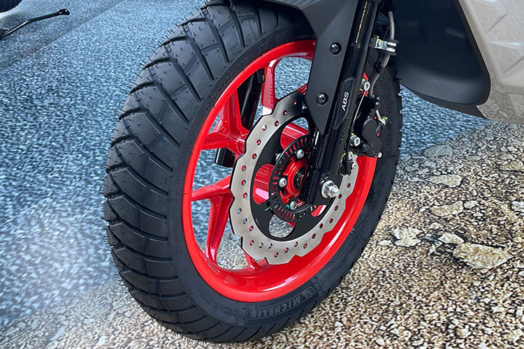 Với khung xe tinh xảo, trọng lượng ướt chỉ 148 kg và vành hợp kim nhẹ - bánh trước 14” và bánh sau 13” - cùng lốp tiết diện rộng (110/80 và 130/70), Aprilia SR GT 200 cực kỳ nhanh nhẹn và đem đến khả năng xử lý tuyệt vời trong môi trường giao thông đô thị, nhưng cũng vô cùng ổn định ở dải tốc độ thấp.