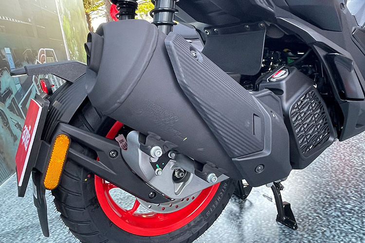 Hệ thống phanh sử dụng đĩa trước 260mm hình cánh hoa với ưu điểm về trọng lượng nhẹ hơn và có khả năng tản nhiệt tốt hơn, đĩa sau kích thước 220mm đi kèm chống bó cứng ABS 1 kênh. Ngoài ra xe còn nổi bật với khoảng sáng gầm xe tối thiểu 175mm, một con số ấn tượng chưa từng có đối với phân khúc xe tay ga GT compact truyền thống.